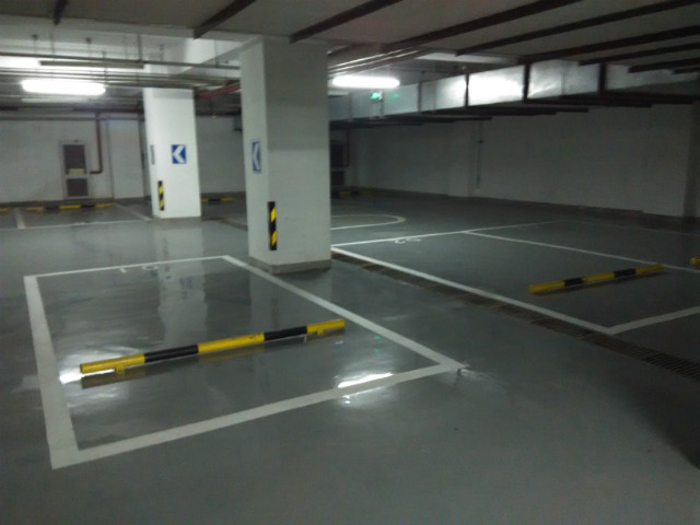 后沙峪貴族學(xué)校地下車(chē)庫(kù)劃線(xiàn)施工